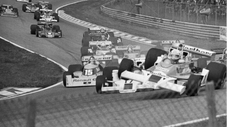 Grand Prix Zandvoort; Jochen Mass crashing with a McLaren